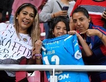 Al final, el guardia no pudo impedir que la aficionada rojiblanca se marchara feliz con la playera de su ídola. IMAGO7