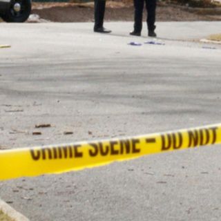 Mujer mata a su pareja, lo entierra en el patio de su casa y le cuenta a su vecino