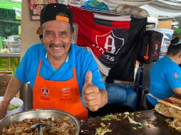 Don Chava recibió apoyo por parte de los aficionados luego de que se quemara su local en el Mercado San Juan de Dios. EL INFORMADOR/J. ROBLES