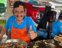 Don Chava recibió apoyo por parte de los aficionados luego de que se quemara su local en el Mercado San Juan de Dios. EL INFORMADOR/J. ROBLES