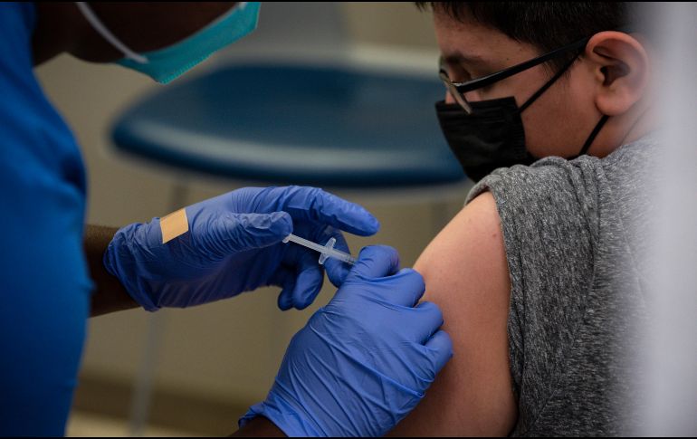 Un grupo de expertos convocado por la OMS afirma que puede ser beneficioso aplicar una segunda dosis de refuerzo de la vacuna contra el COVID-19 a las personas más vulnerables. INFORMADOR/ARCHIVO