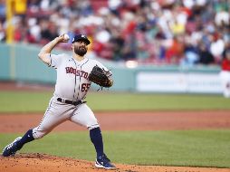 José Urquidy consiguió su tercera victoria de la temporada de las Grandes Ligas. AFP/O. Rawlings
