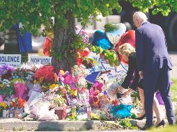 Biden deja una ofrenda en el sitio de la matanza en Buffalo. Muchos estadounidenses están convencidos que el Partido Demócrata alienta la inmigración con fines electorales. AP/M. Rourke