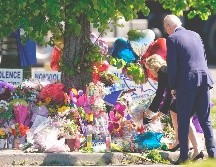 Biden deja una ofrenda en el sitio de la matanza en Buffalo. Muchos estadounidenses están convencidos que el Partido Demócrata alienta la inmigración con fines electorales. AP/M. Rourke