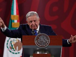 López Obrador señala que en la reunión estarán el canciller Marcelo Ebrard y el embajador de Estados Unidos, Ken Salazar. EFE / M. Guzmán