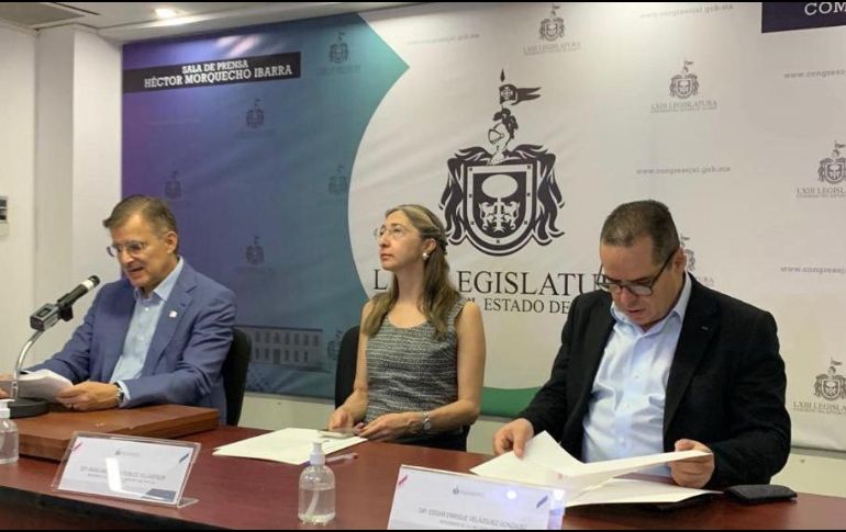 El regidor de Guadalajara, Tonatiuh Bravo Padilla (izq), los diputados Mara Robles (cen) y Enrique Velázquez (der) ofrecieron una conferencia de prensa hoy. ESPECIAL /