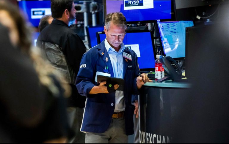 Al final de la jornada, todos los sectores estaban en rojo y los que sufrieron más pérdidas fueron el de bienes no esenciales, bienes esenciales y el tecnológico. AP/C. Crow