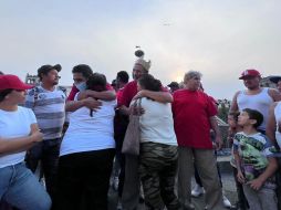Los pepenadores detenidos fueron recibidos por sus compañeros con abrazos y muestras de apoyo. ESPECIAL