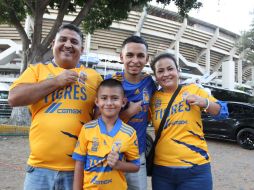 La familia Ibarra Coronado viajó desde Monterrey para presenciar las Semifinales. EL INFORMADOR/A. CAMACHO