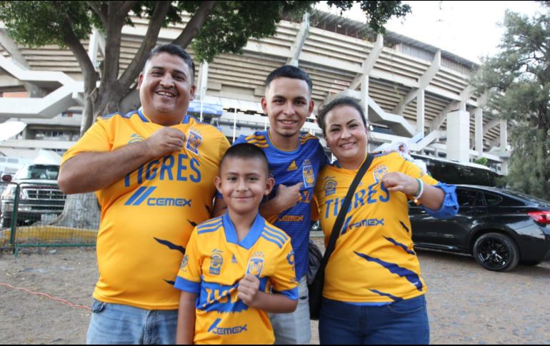 La familia Ibarra Coronado viajó desde Monterrey para presenciar las Semifinales. EL INFORMADOR/A. CAMACHO
