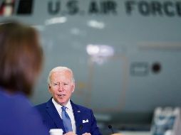 El presidente de Estados Unidos, Joe Biden, estuvo en un hangar en la Base Andrews para observar las aeronaves utilizadas en el rastreo y respuesta a huracanes. AP