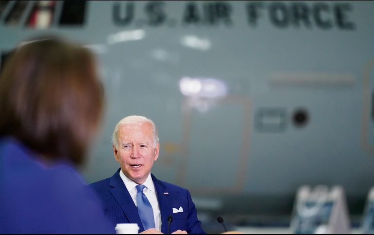 El presidente de Estados Unidos, Joe Biden, estuvo en un hangar en la Base Andrews para observar las aeronaves utilizadas en el rastreo y respuesta a huracanes. AP