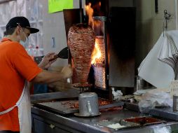 Al contemplar a la víctima, el hombre que despacha los tacos de pastor realiza algo muy similar a la maniobra de Heimlich. SUN / ARCHIVO
