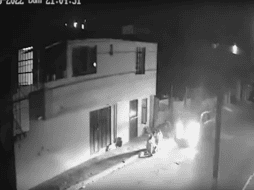 En la imagen se puede ver a las tres hermanas sentadas viendo al cielo, cuando un vehículo pasa por encima de ellas, para luego seguir su camino. ESPECIAL