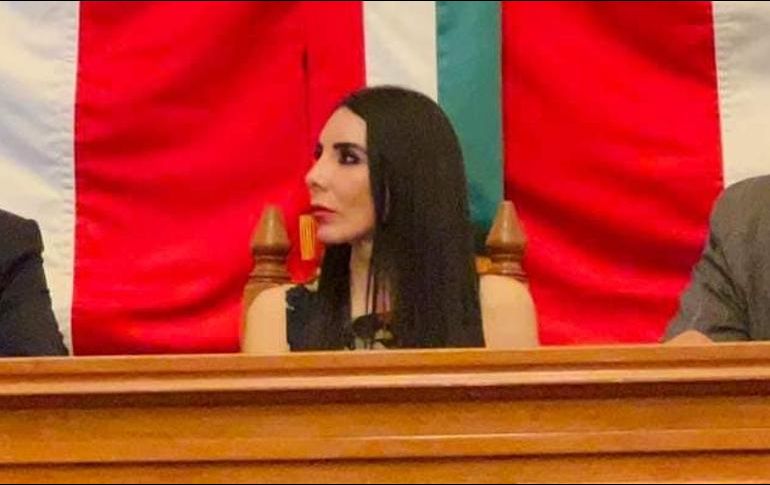 Ante las múltiples críticas, Alma Denisse tuvo que salir a justificar cómo es que tiene este costoso auto. Facebook / Gobierno Municipal Moroleón Gto.