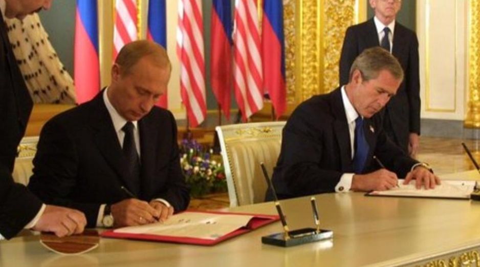 En 2002, el presidente Vladímir Putin y George Bush firmaron en Moscú el tratado de Reducciones de Ofensivas Estratégicas entre Rusia y Estados Unidos. TWITTER/ @masvaletarde913