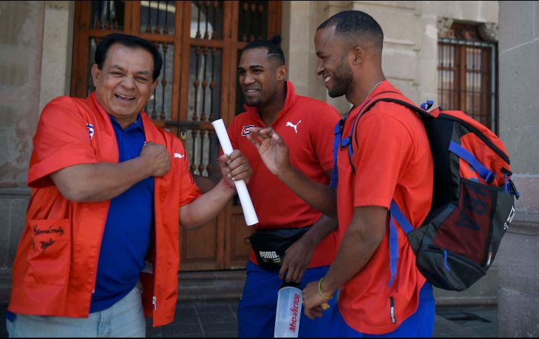 Javier Zamora, coordinador de Boxeo del Instituto del Deporte de Aguascalientes, al lado de Arlen López, campeón en Tokio 2020, y Lázaro Álvarez, medallista de bronce en los mismos juegos. AFP/A. Estrella