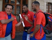 Javier Zamora, coordinador de Boxeo del Instituto del Deporte de Aguascalientes, al lado de Arlen López, campeón en Tokio 2020, y Lázaro Álvarez, medallista de bronce en los mismos juegos. AFP/A. Estrella