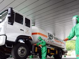 Un trabajador desinfecta un vehículo que transporta oxígeno médico en Pyongyang, la capital de Corea del Norte. EPA /