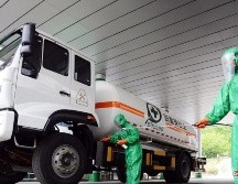 Un trabajador desinfecta un vehículo que transporta oxígeno médico en Pyongyang, la capital de Corea del Norte. EPA /