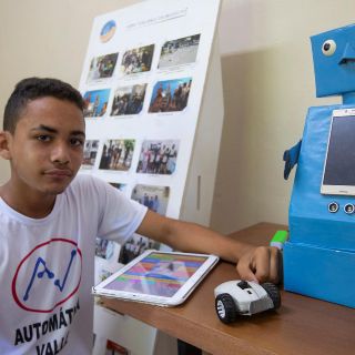 Cuba: Niños construyen muñecos robóticos en talleres de computación