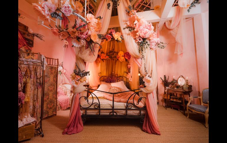 El interior del molino rojo fue decorado con inspiración en la Belle Époque, los años gloriosos del cabaret francés. AIRBNB/Daniel Alexander Harris