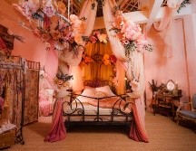 El interior del molino rojo fue decorado con inspiración en la Belle Époque, los años gloriosos del cabaret francés. AIRBNB/Daniel Alexander Harris