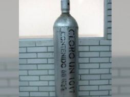 Este cilindro mide aproximadamente metro y medio de altura, es color plata y tiene escrito la leyenda cloro 68 Kilogramos. ESPECIAL /
