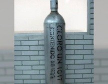 Este cilindro mide aproximadamente metro y medio de altura, es color plata y tiene escrito la leyenda cloro 68 Kilogramos. ESPECIAL /