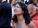 Los servicios de seguridad apartaron rápidamente a la mujer de Cannes 2022. AFP / V. Hache