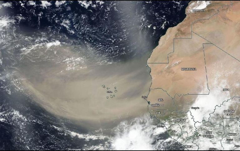 El polvo del Sahara es arrastrado desde el desierto africano por fuertes vientos. EFE/NASA