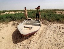En el perímetro del lago, sólo quedan unos pocos pantanos y el resto es tierra seca y agrietada. AFP/A. Al-Rubaye