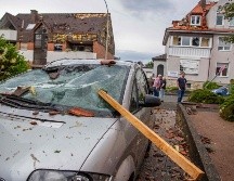 La tempestad ocasionó innumerables destrozos en el oeste de Alemania, desprendiendo techumbres y arrancando árboles. AP/L. Mirgeler