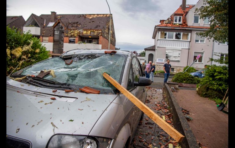 La tempestad ocasionó innumerables destrozos en el oeste de Alemania, desprendiendo techumbres y arrancando árboles. AP/L. Mirgeler