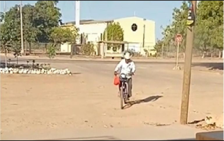 En las imágenes se aprecia al adulto mayor llegar a bordo de una bicicleta mientras sostiene una bolsa que, a decir de la usuaria, es su comida. ESPECIAL