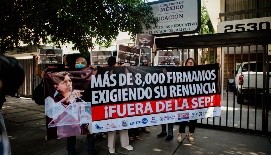 Entregan más de ocho mil firmas para pedir la renuncia de Delfina Gómez