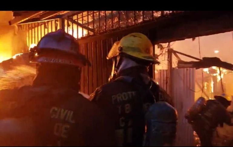 Policías municipales se trasladaron al andador José Guadalupe Mata, donde ya se encontraban elementos de Protección Civil y Bomberos, apagando el fuego. ESPECIAL