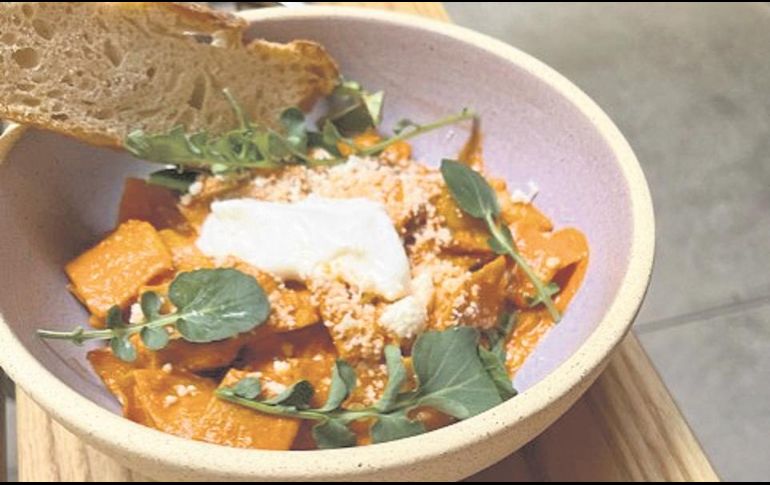 Enora da la bienvenida a los comensales con una promoción que viaja de boca en boca. CORTESÍA