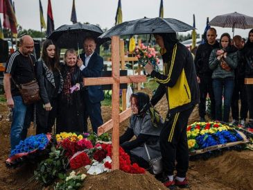 Una cruz de madera con el nombre del difunto quedará como testimonio en la tumba. AFP/D. Dilkoff