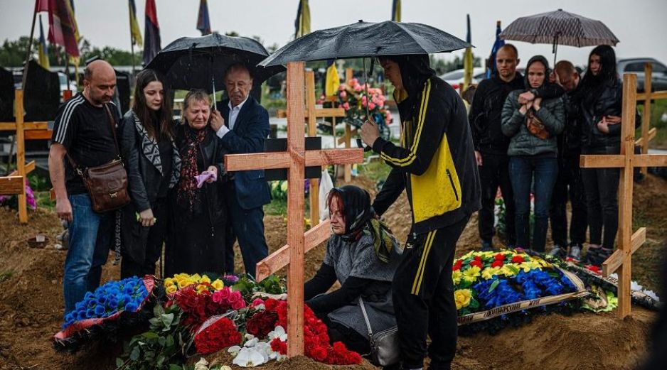 Una cruz de madera con el nombre del difunto quedará como testimonio en la tumba. AFP/D. Dilkoff