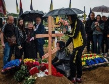 Una cruz de madera con el nombre del difunto quedará como testimonio en la tumba. AFP/D. Dilkoff