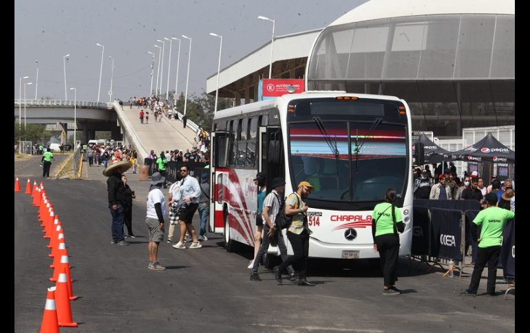 Tanto el ingreso prinicipal de la Arena VFG y el acceso al lienzo lucen con un flujo constante de asistentes. EL INFORMADOR/A. Camacho