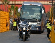 El gesto se produjo en la llegada del autobús al Volcán. IMAGO7