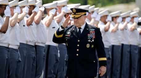 Mark Milley, general del Ejército estadounidense, presidió la graduación de cadetes. EFE/J. Szenes
