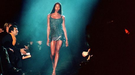 Naomi Campbell camina sobre la pasarela de Gianni Versace de 1999, en Italia. AP/Archivo