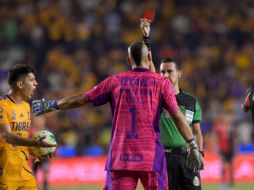 Nahuel Guzmán se fue expulsado en el partido. IMAGO7