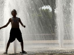 Se recomienda a la población tomar medidas preventivas como evitar la exposición prolongada a la radiación solar, hidratarse adecuadamente y poner especial atención a enfermos crónicos, niños y adultos mayores. AP / ARCHIVO