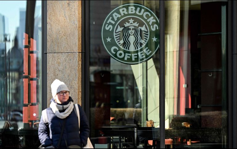 Starbucks apunta que pagará una compensación de seis meses de salario a los en torno a 2 mil trabajadores que la empresa tiene en Rusia. AFP / ARCHIVO