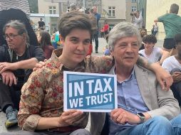 Los millonarios Marlene Engelhorn y Phil White se unieron a una protesta en Davos pidiendo impuestos más altos para los ricos PHIL WHITE