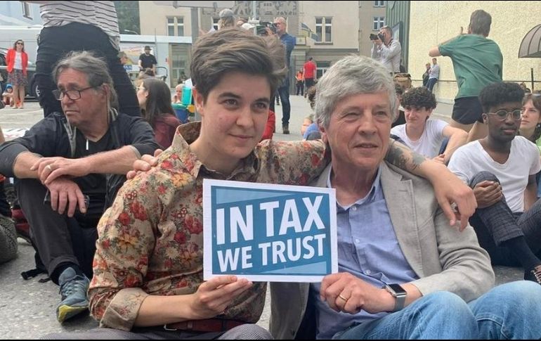 Los millonarios Marlene Engelhorn y Phil White se unieron a una protesta en Davos pidiendo impuestos más altos para los ricos PHIL WHITE